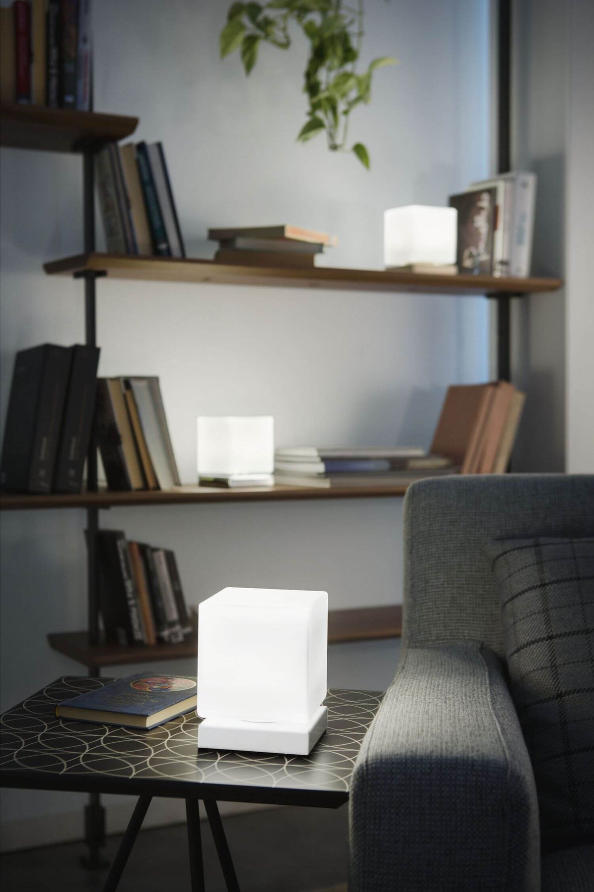 Mise en ambiance de la lampe posée sur une table basse près d'un canapé