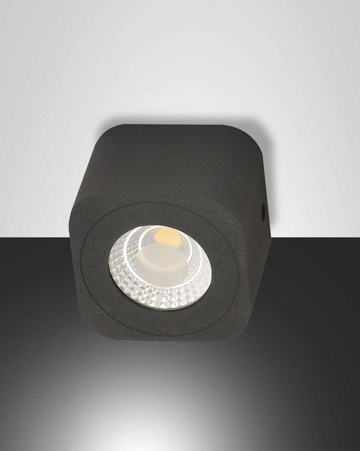 Vue de face du spot carré anthracite avec lentille LED et réflecteur strié