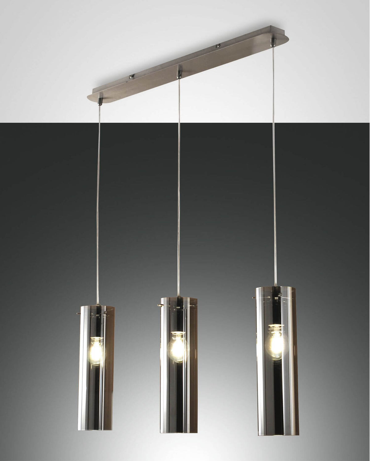 Luminaire suspendu à trois cylindres en métal chromé, vue produit de face sur fond gris