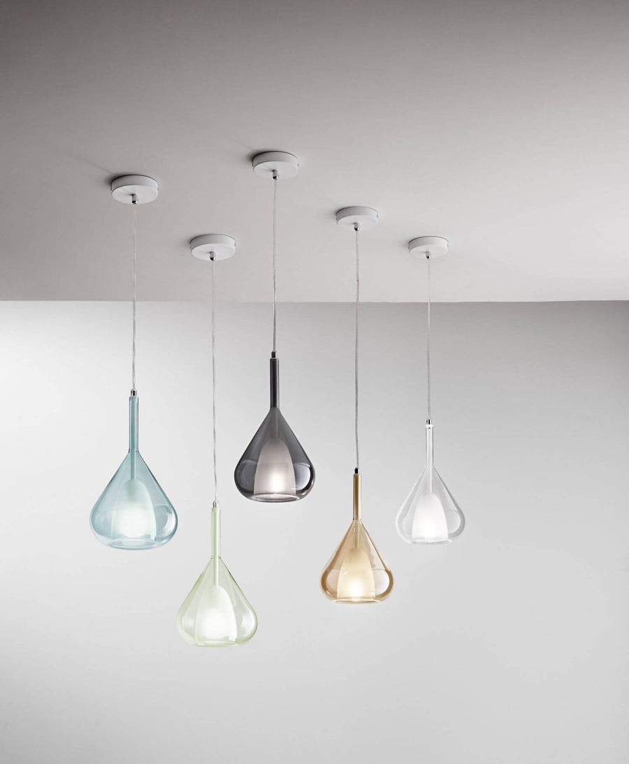 Cinq suspensions colorées alignées sous un plafond blanc, verres en goutte aux teintes variées.
