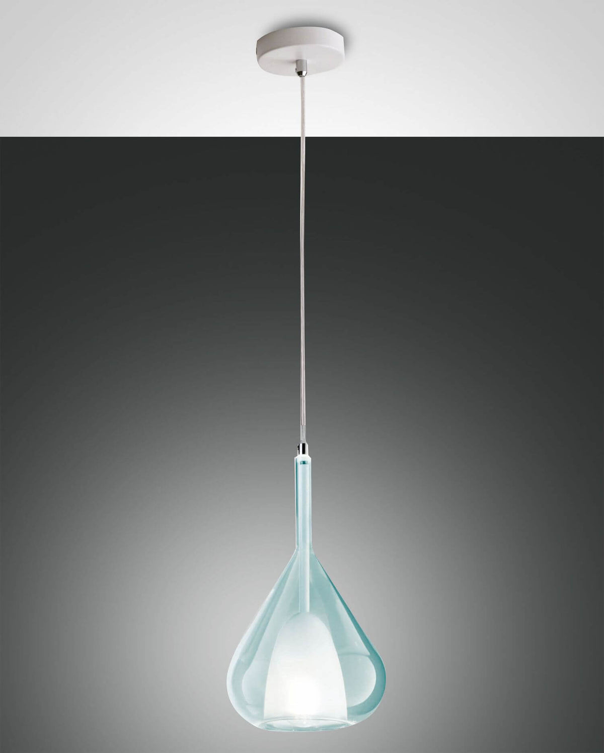 Suspension en verre bleu clair en forme de goutte, éclairée sur fond gris.
