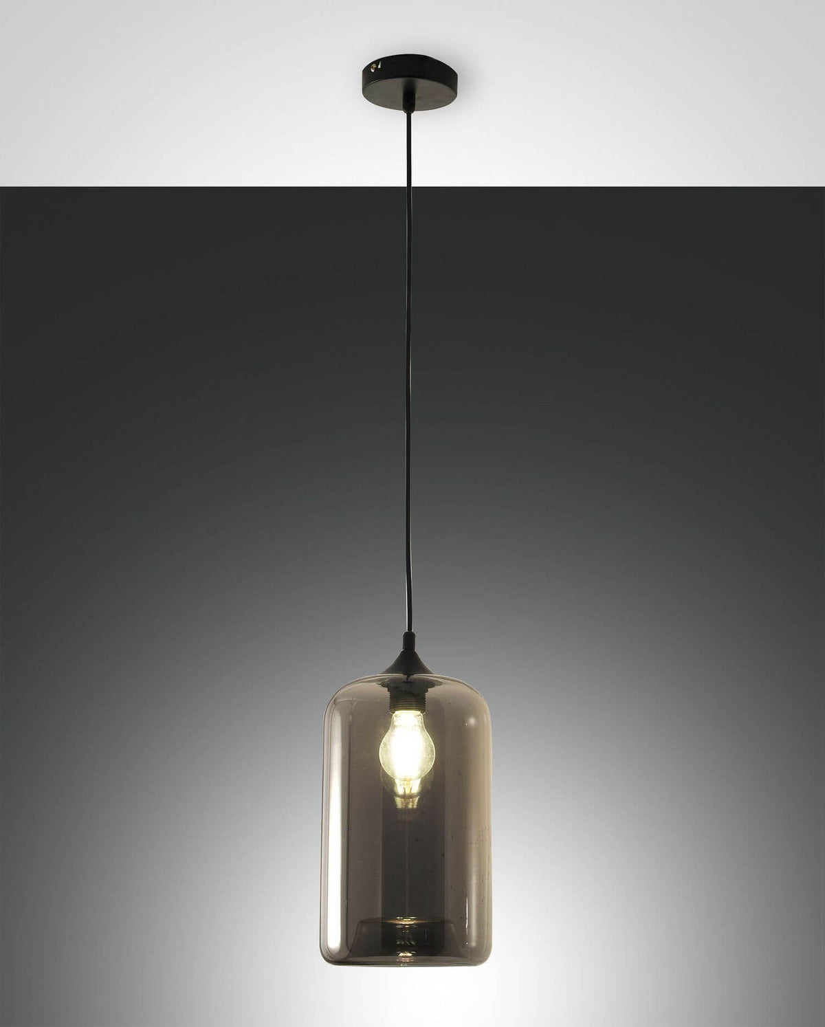 Suspension seule sur fond gris, verre fumé et ampoule allumée.