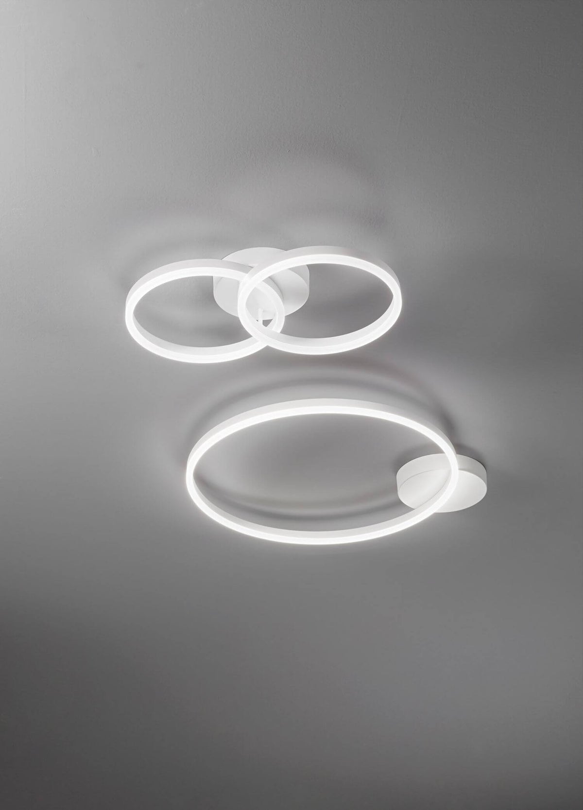Mise en ambiance sur fond gris avec un anneau lumineux complémentaire fixé à part