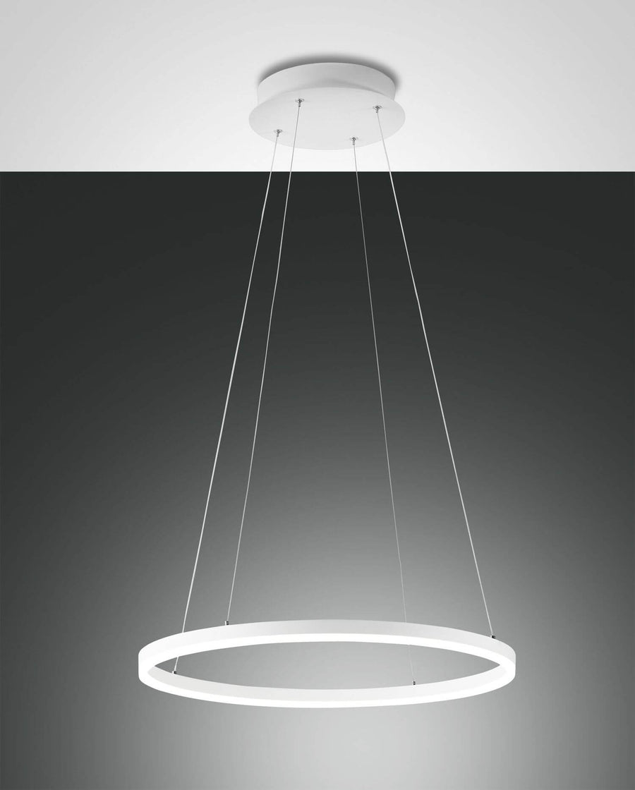 Suspension anneau blanc vue de face, câbles fins sur fond gris dégradé