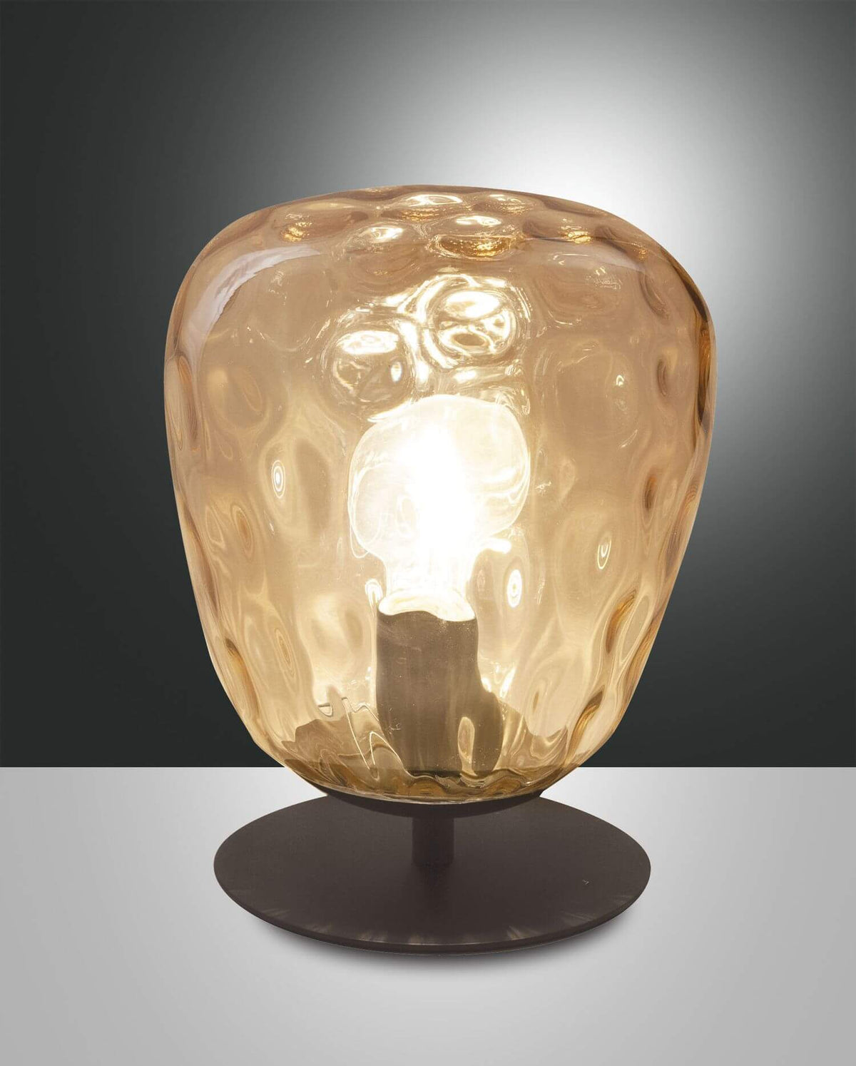 Lampe à poser ambrée, verre martelé en forme de boule sur socle noir