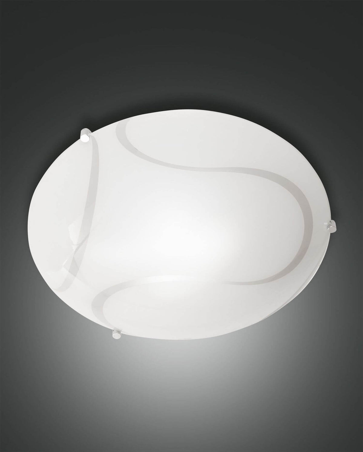 Plafonnier rond en verre blanc vu de dessous, trois fixations métalliques apparentes sur le pourtour