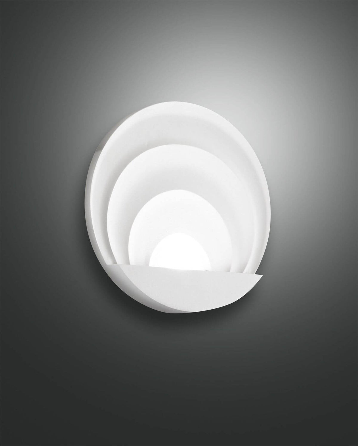 Applique murale blanche vue de face, cercles concentriques lumineux sur fond gris anthracite