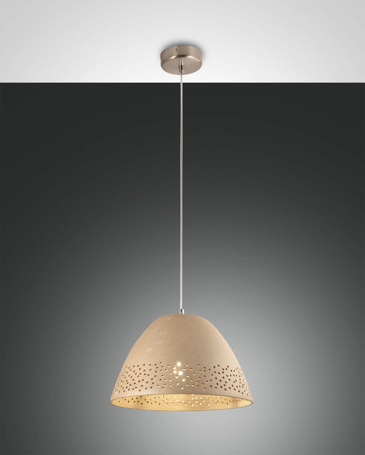 Vue de face du luminaire suspendu, abat-jour bombé beige perforé sur fond dégradé