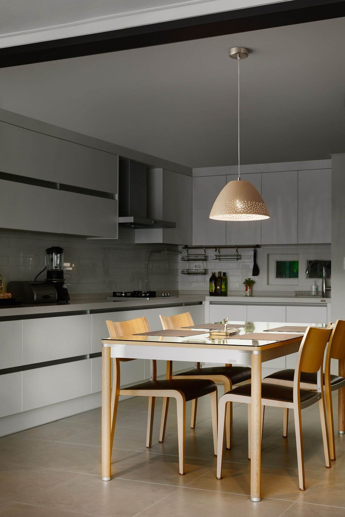 Mise en ambiance au-dessus d'une table à manger dans une cuisine claire moderne