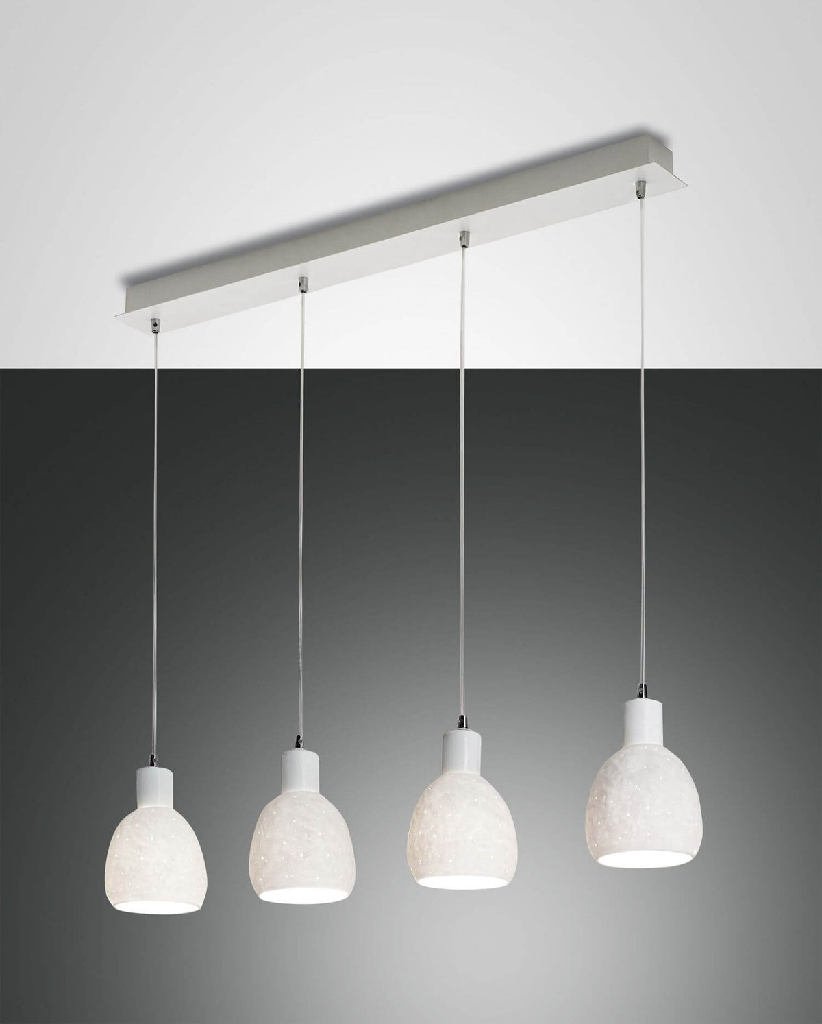 Suspension blanche à quatre abat-jours bombés et barre rectangulaire fixée au plafond