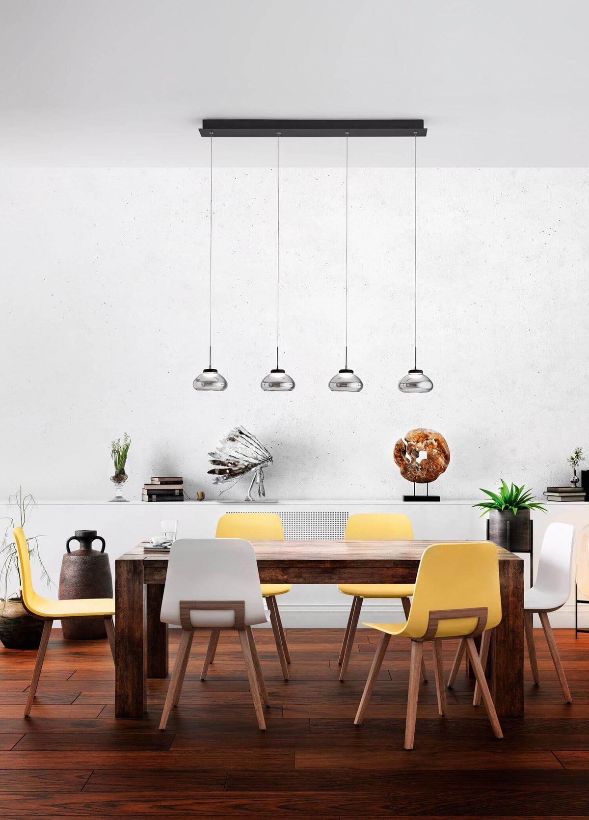 Suspension installée au-dessus d'une table à manger en bois, ambiance contemporaine.