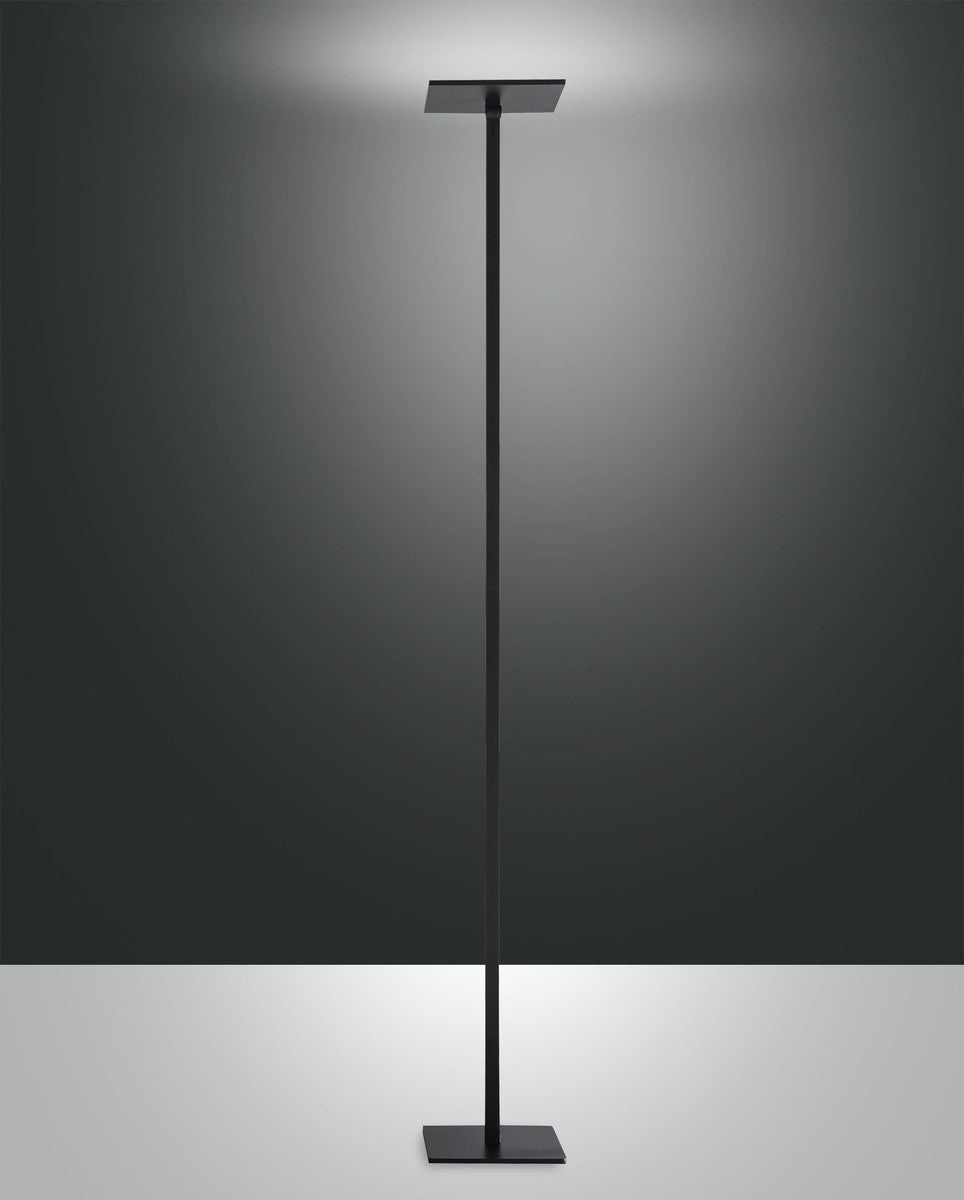 Vue de face du lampadaire noir sur fond gris, structure fine et base rectangulaire.
