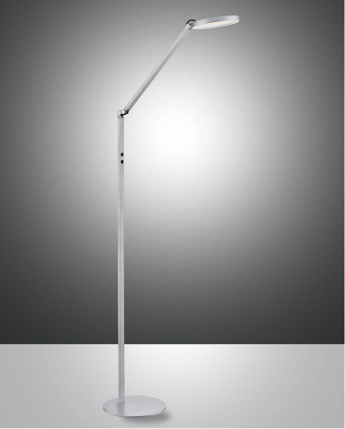 Lampe sur pied en aluminium, bras articulé et tête ronde plate, vue de face