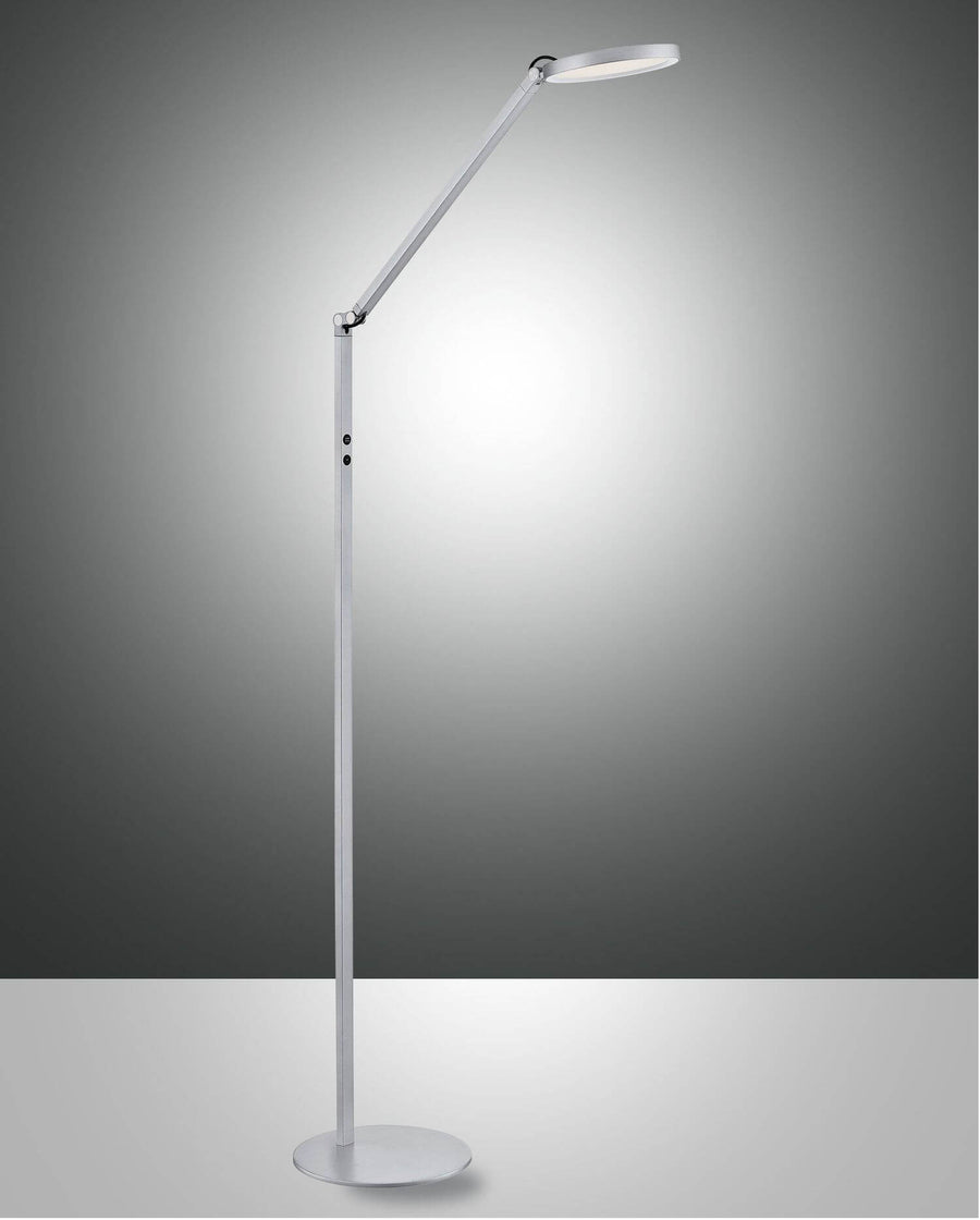 Lampe sur pied en aluminium, bras articulé et tête ronde plate, vue de face