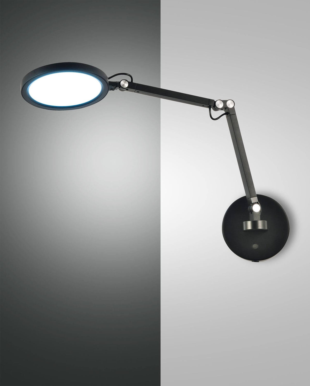 Vue de profil du luminaire mural noir, bras articulé et tête ronde allumée