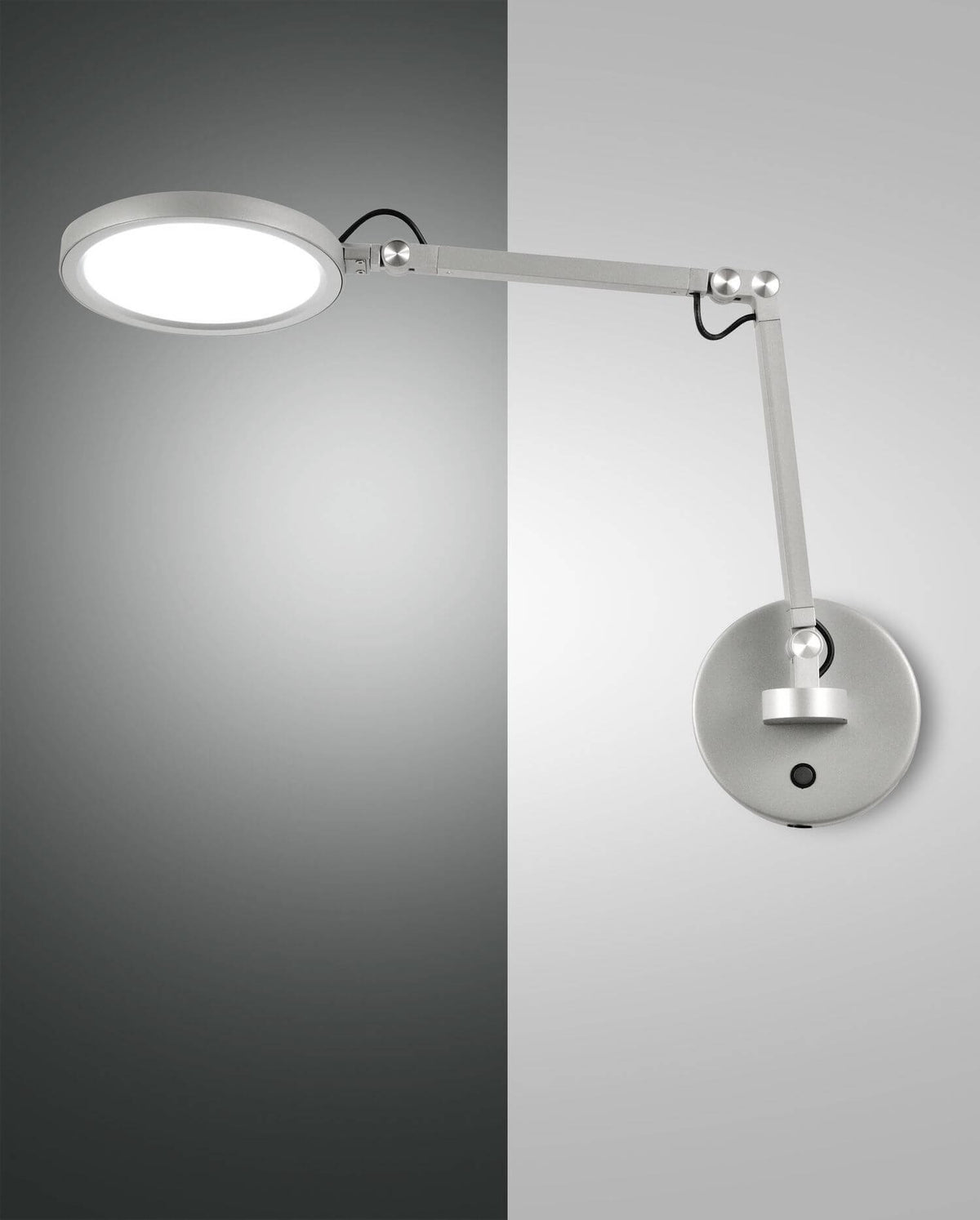 Applique murale aluminium bras articulé, diffuseur rond allumé, fond gris dégradé.