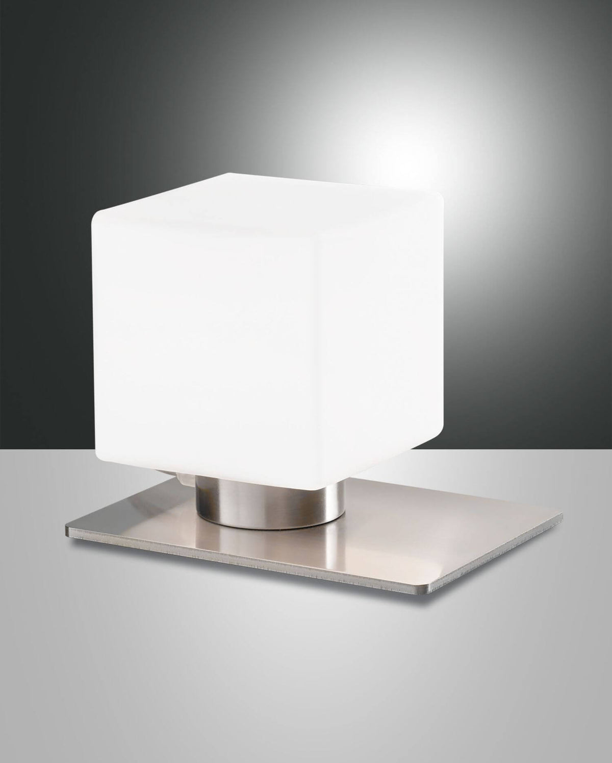Lampe à poser cube en verre opalin blanc sur socle carré chromé, vue de face