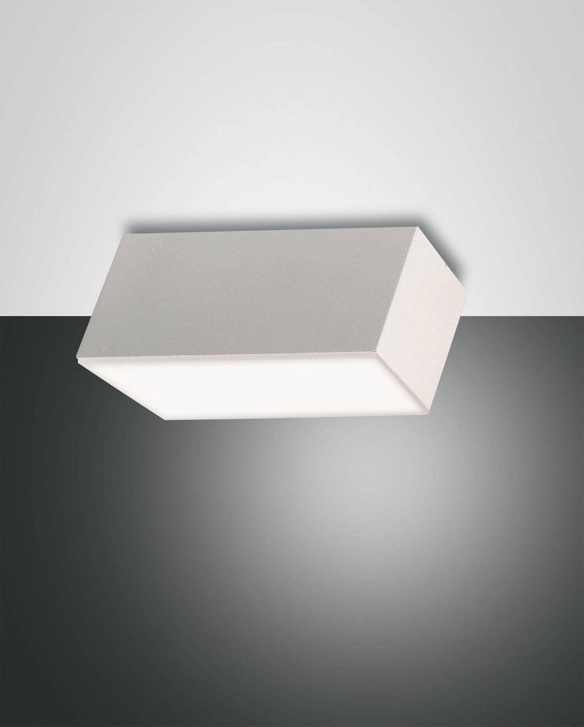 Spot blanc rectangulaire vu de dessous, monté au plafond, diffuseur lumineux allumé