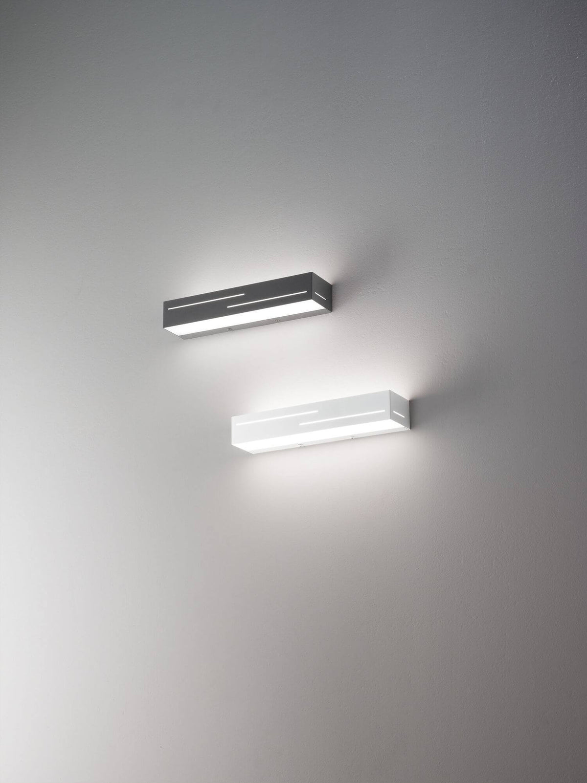 Deux appliques identiques empilées, versions noire et blanche, lumière allumée