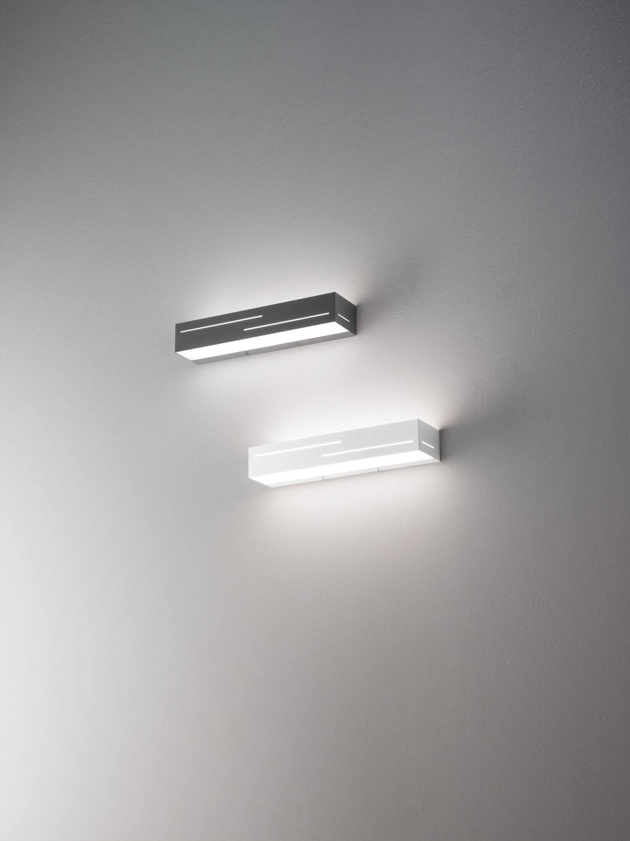 Deux appliques identiques empilées, versions noire et blanche, lumière allumée