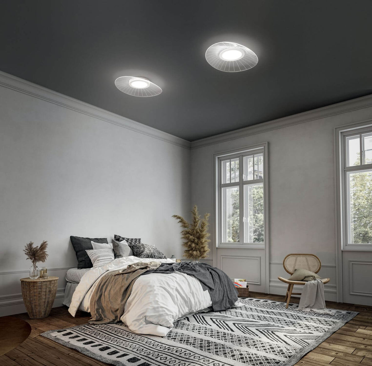 Mise en ambiance dans une chambre grise, deux luminaires au plafond au-dessus du lit.