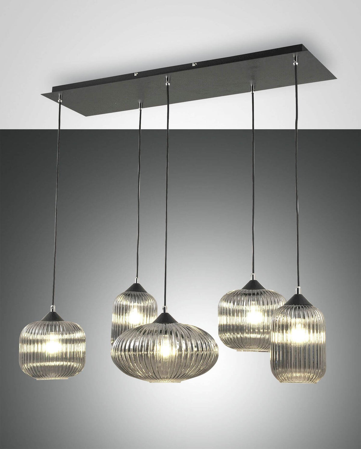 Suspension noire à cinq abat-jours en verre strié, vue produit sur fond gris
