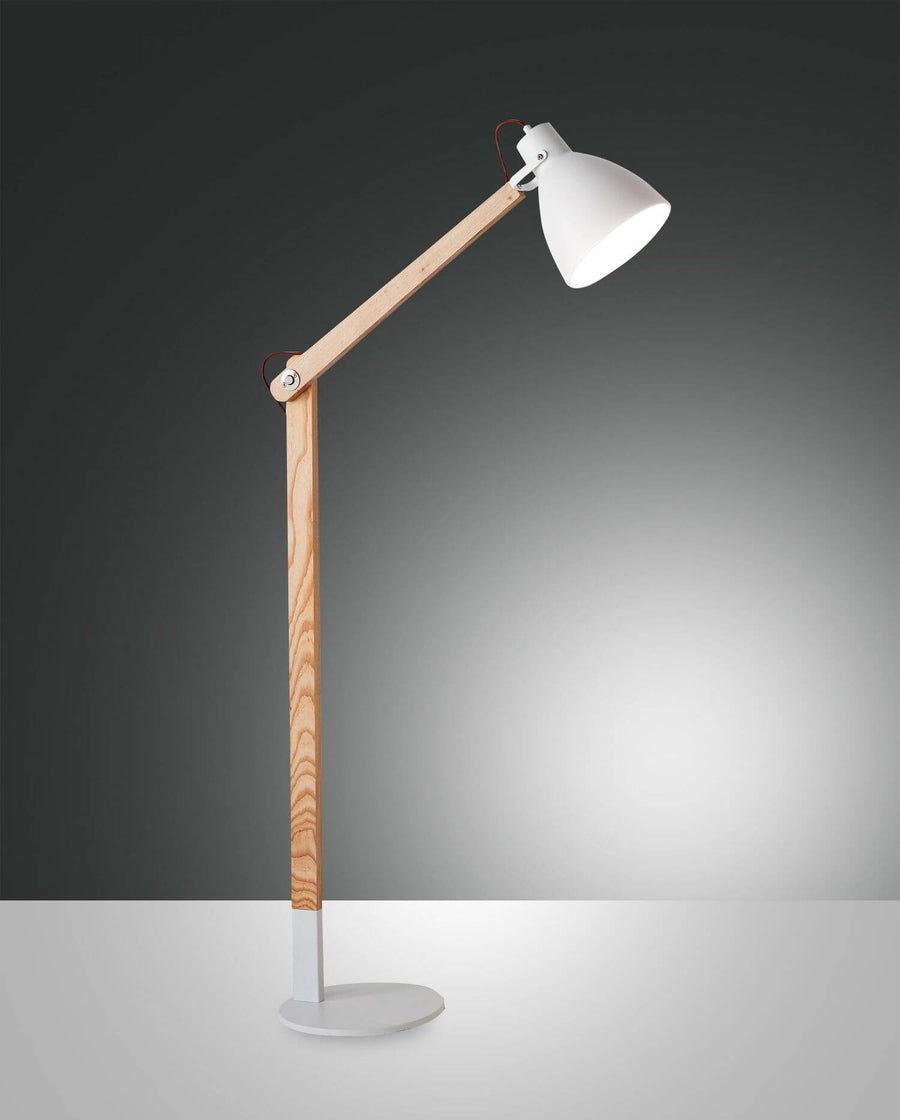 Vue de face de la lampe entière avec son bras articulé en bois clair