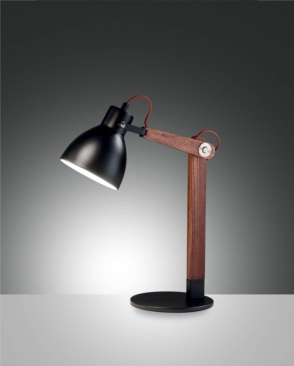 Lampe à poser noire et bois, vue de face sur fond gris neutre