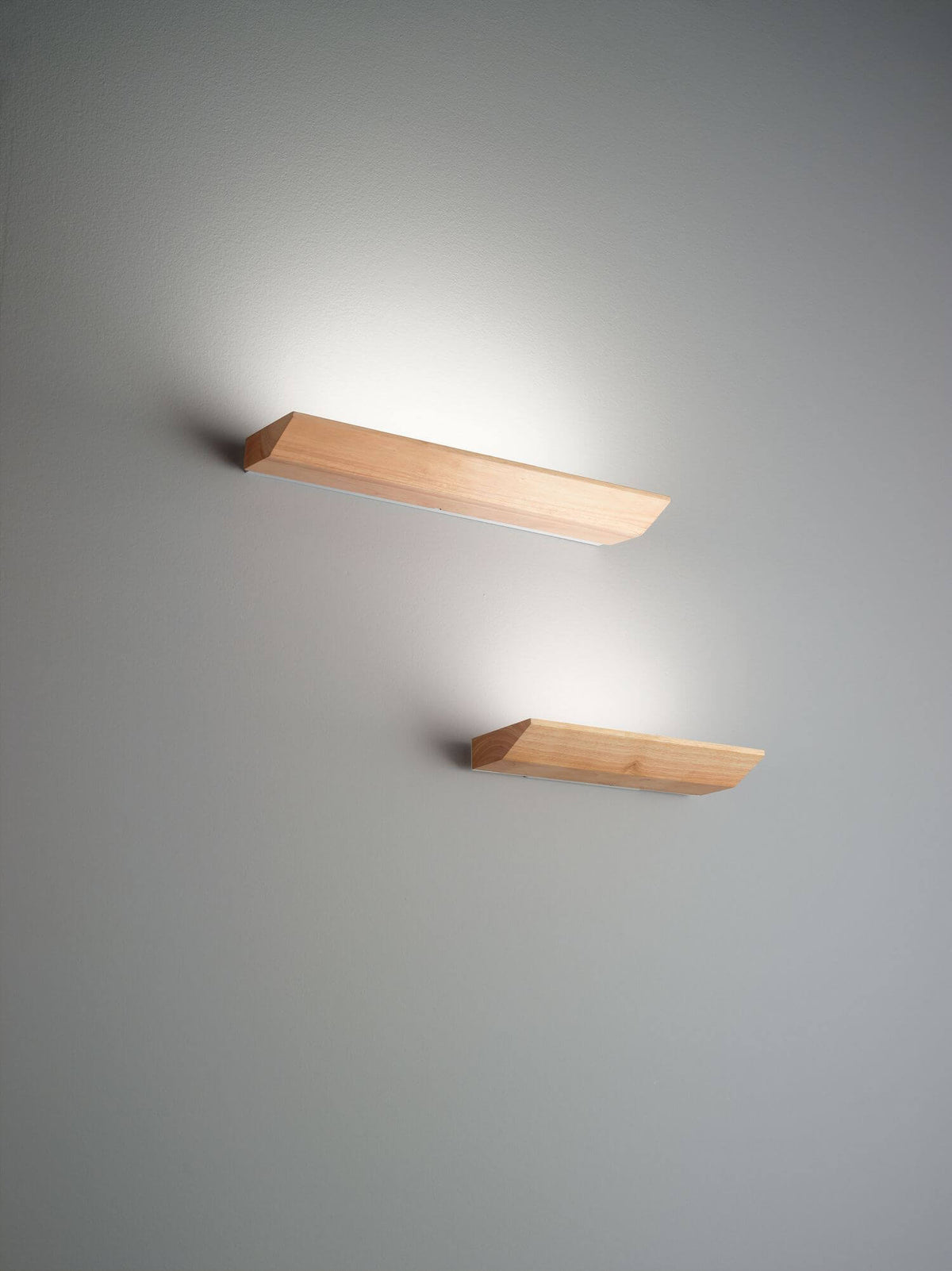 Deux appliques étagères en bois fixées au mur, éclairage vers le haut
