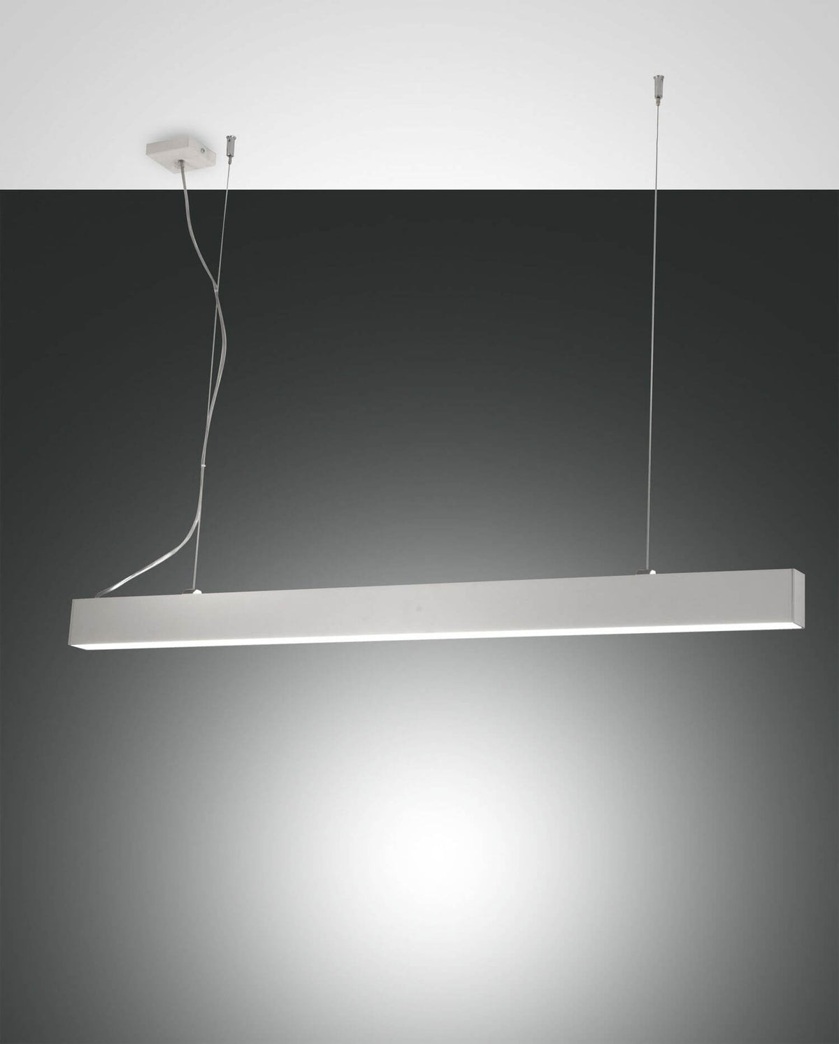 Suspension linéaire blanche vue de face, éclairant un fond gris dégradé