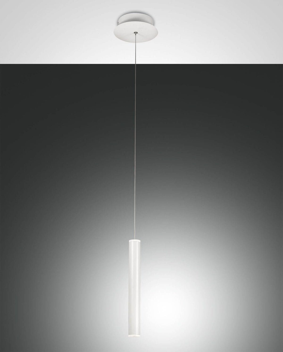 Suspension cylindrique blanche allumée vue de face, câble fin et rosace au plafond