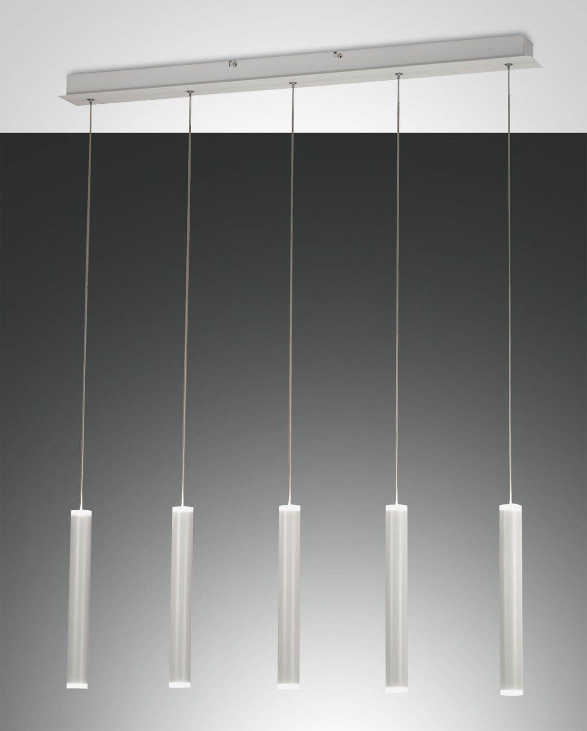Suspension blanche à cinq cylindres verticaux suspendus sous un rail rectangulaire fin