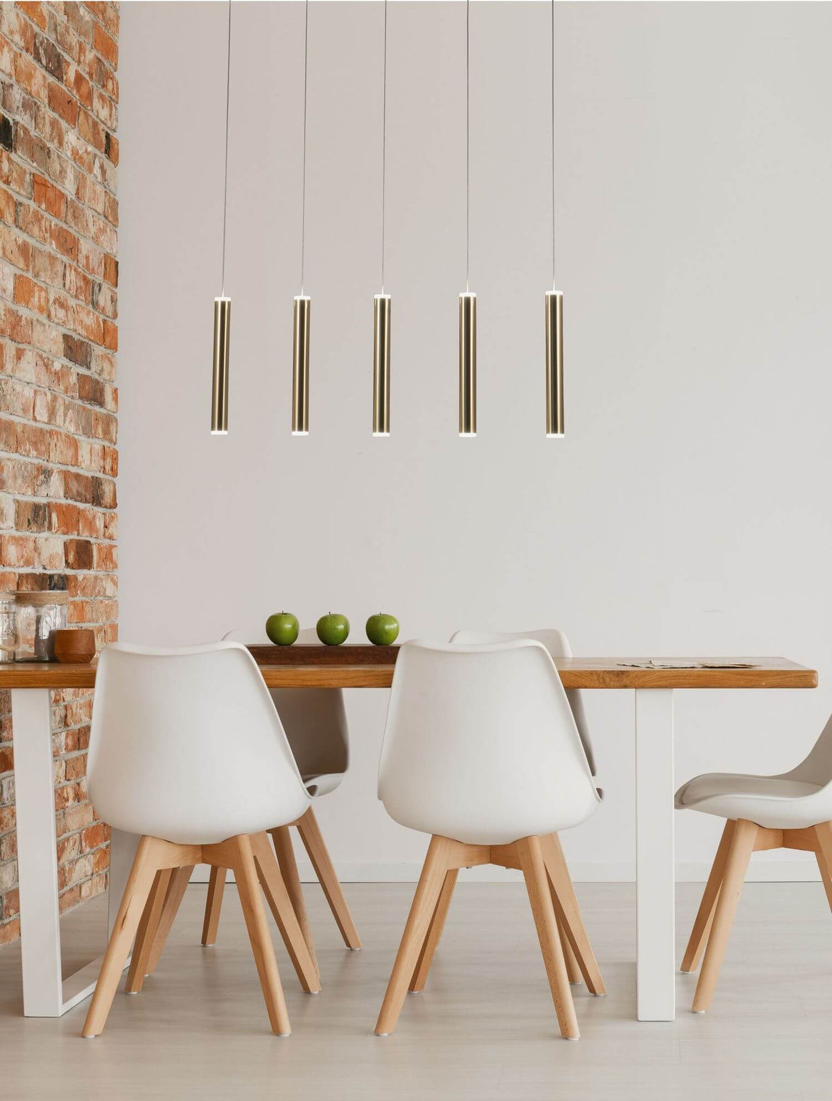Mise en ambiance du luminaire au-dessus d'une table de salle à manger moderne