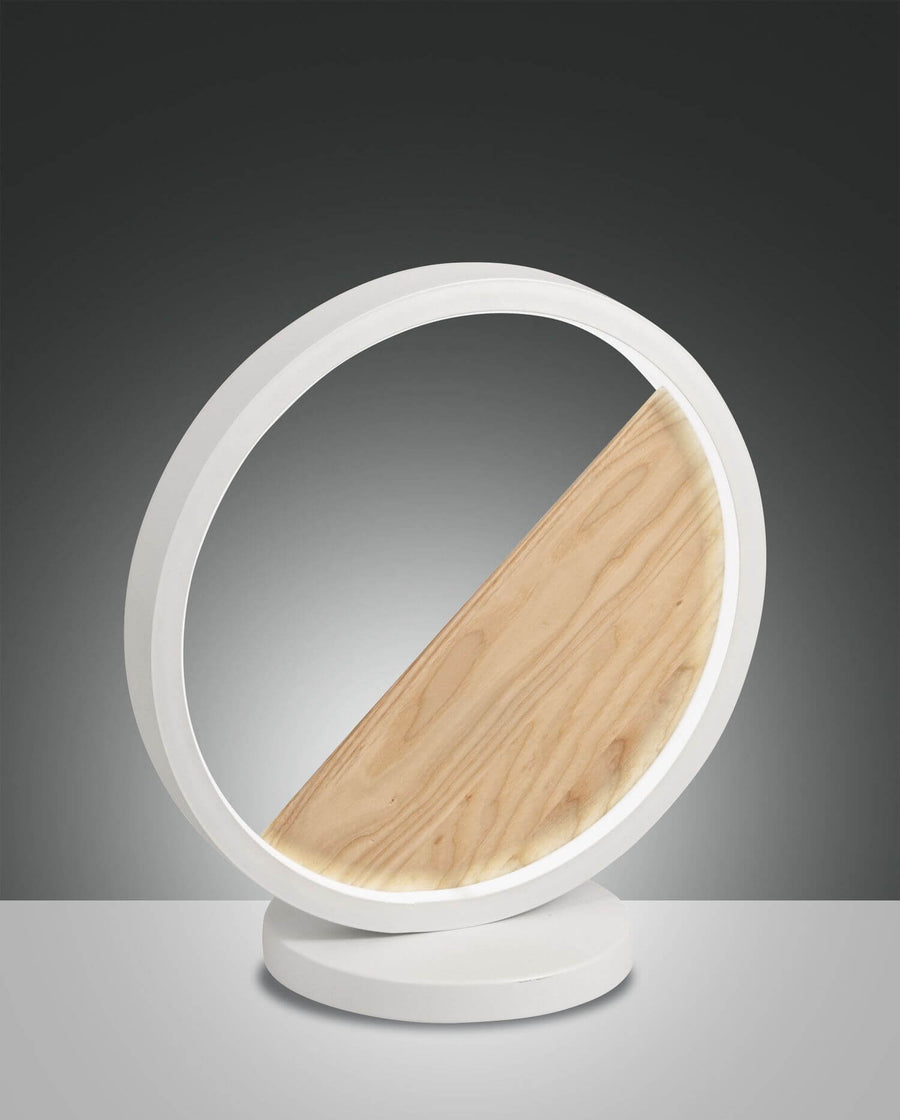 Lampe à poser ronde blanche et bois clair, vue de face sur fond gris