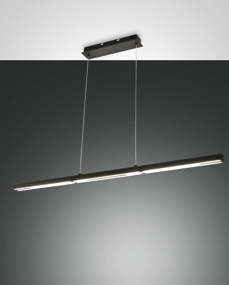 Suspension linéaire noire vue de face sur fond gris dégradé