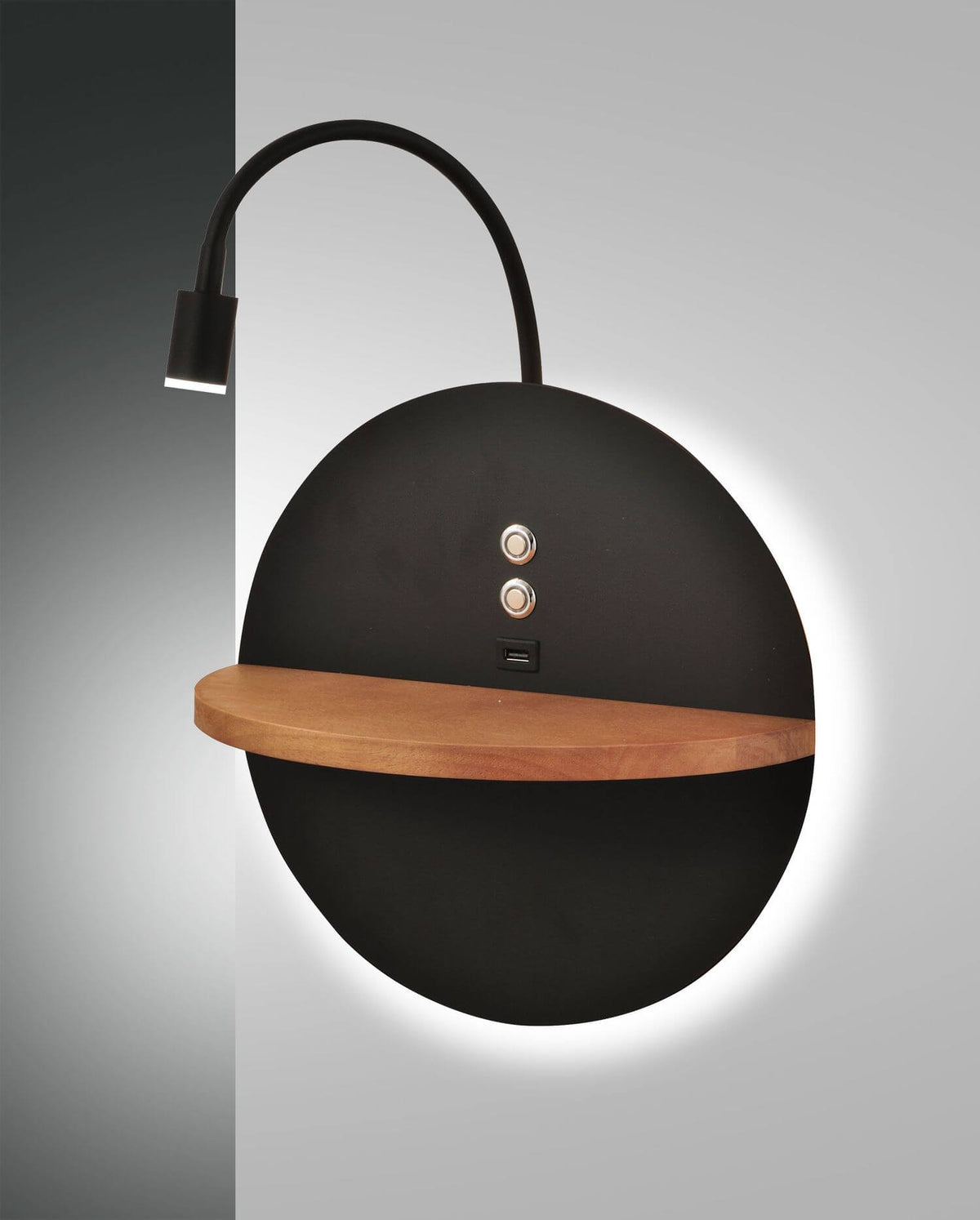 Vue de face du luminaire mural noir rond, avec étagère en bois, boutons et port USB.