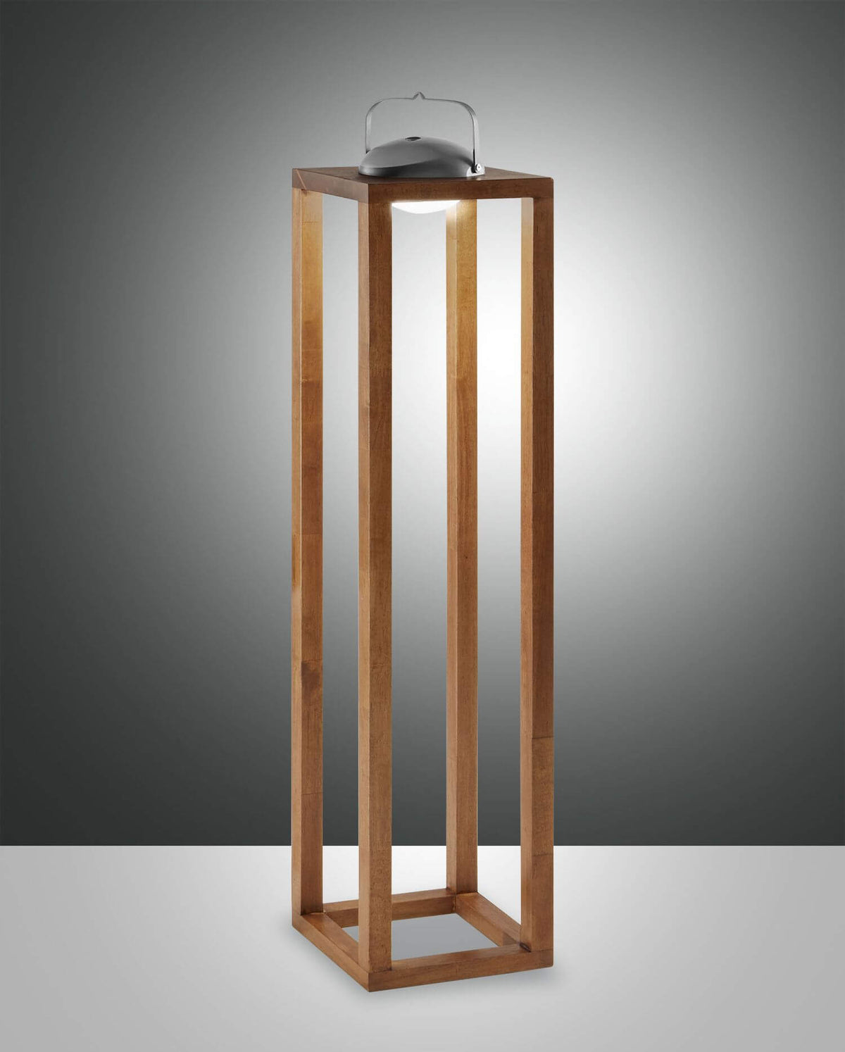 Lampe extérieure en bois clair avec module d'éclairage demi-sphère noir au sommet, allumée.