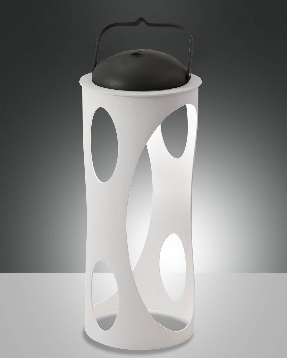 Lampe blanche ajourée de face, posée, avec anse et dôme noirs.