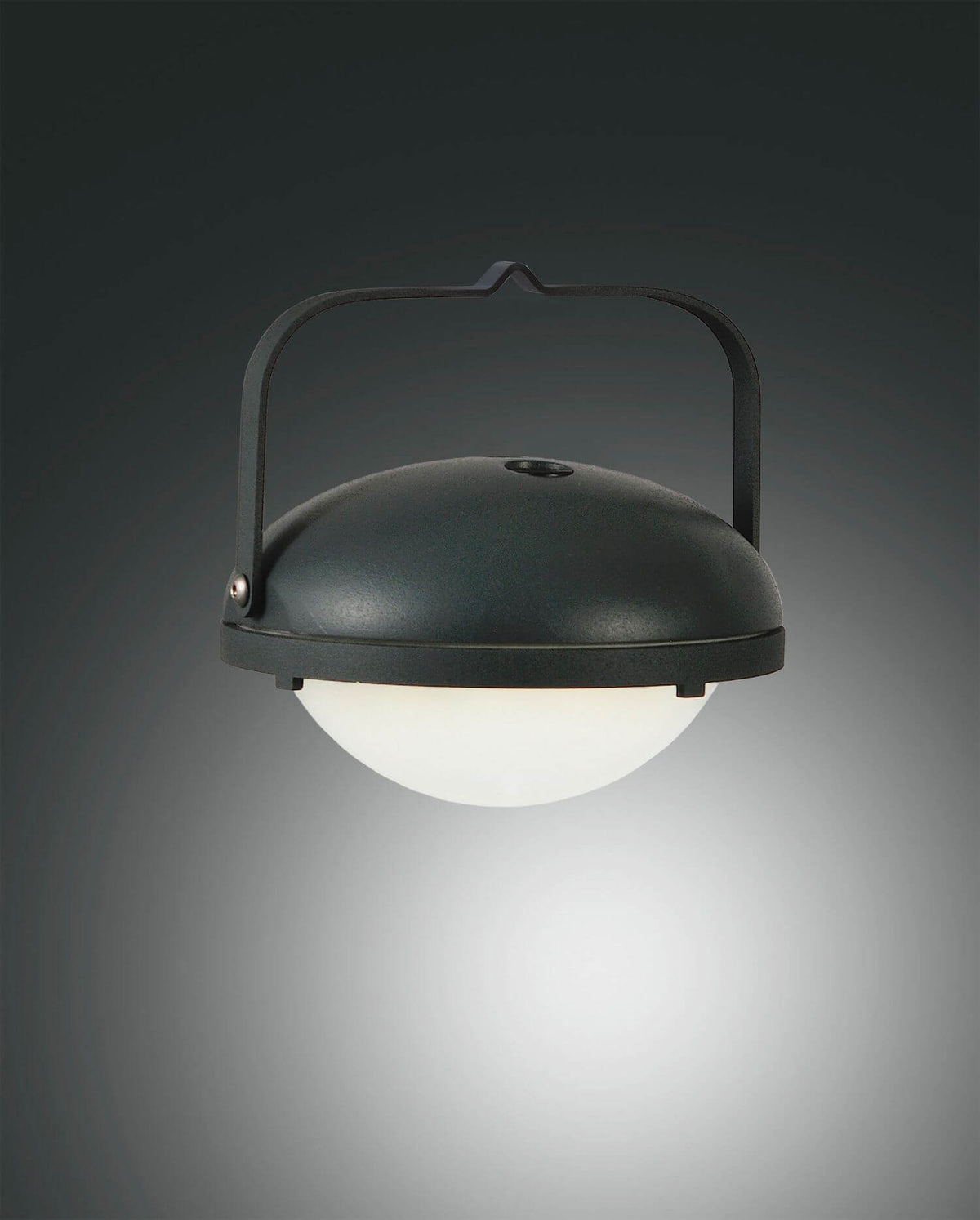 Détail du chapeau métallique noir et du diffuseur blanc allumé, vue rapprochée