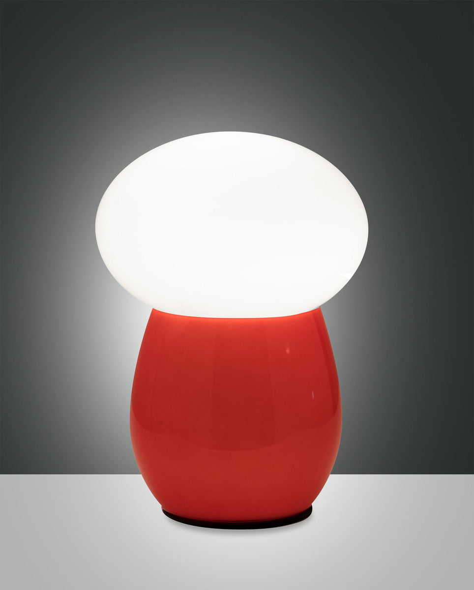 Lampe à poser rouge de face, diffuseur blanc ovale allumé sur fond gris