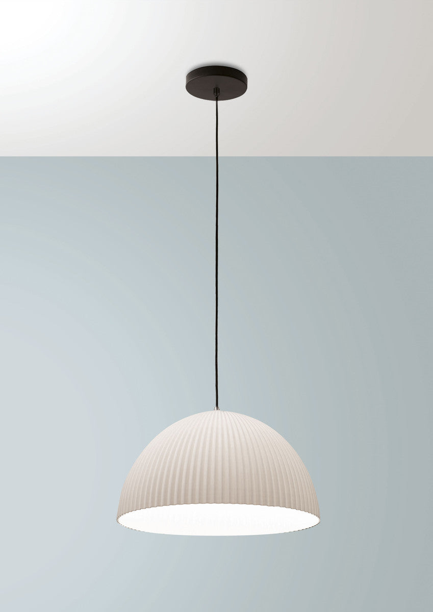 Vue rapprochée du luminaire montrant la fixation noire et le câble vertical.
