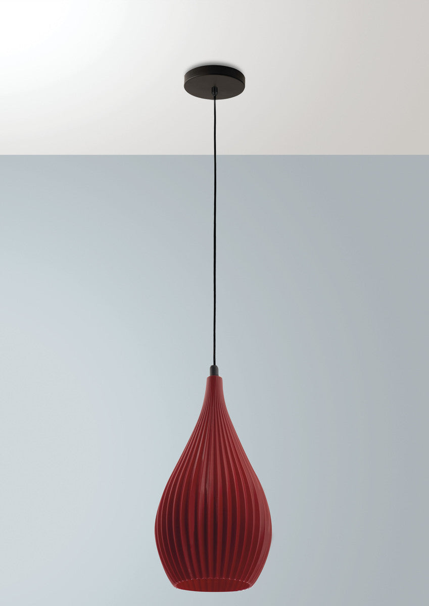 Vue rapprochée du luminaire rouge suspendu, câble et rosace noirs au plafond