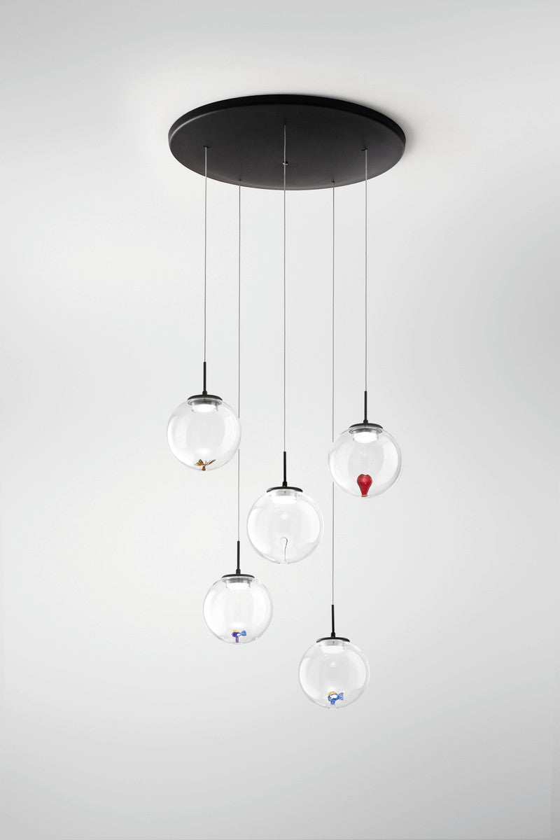 Gros plan sur les globes transparents renfermant de petits objets colorés en verre