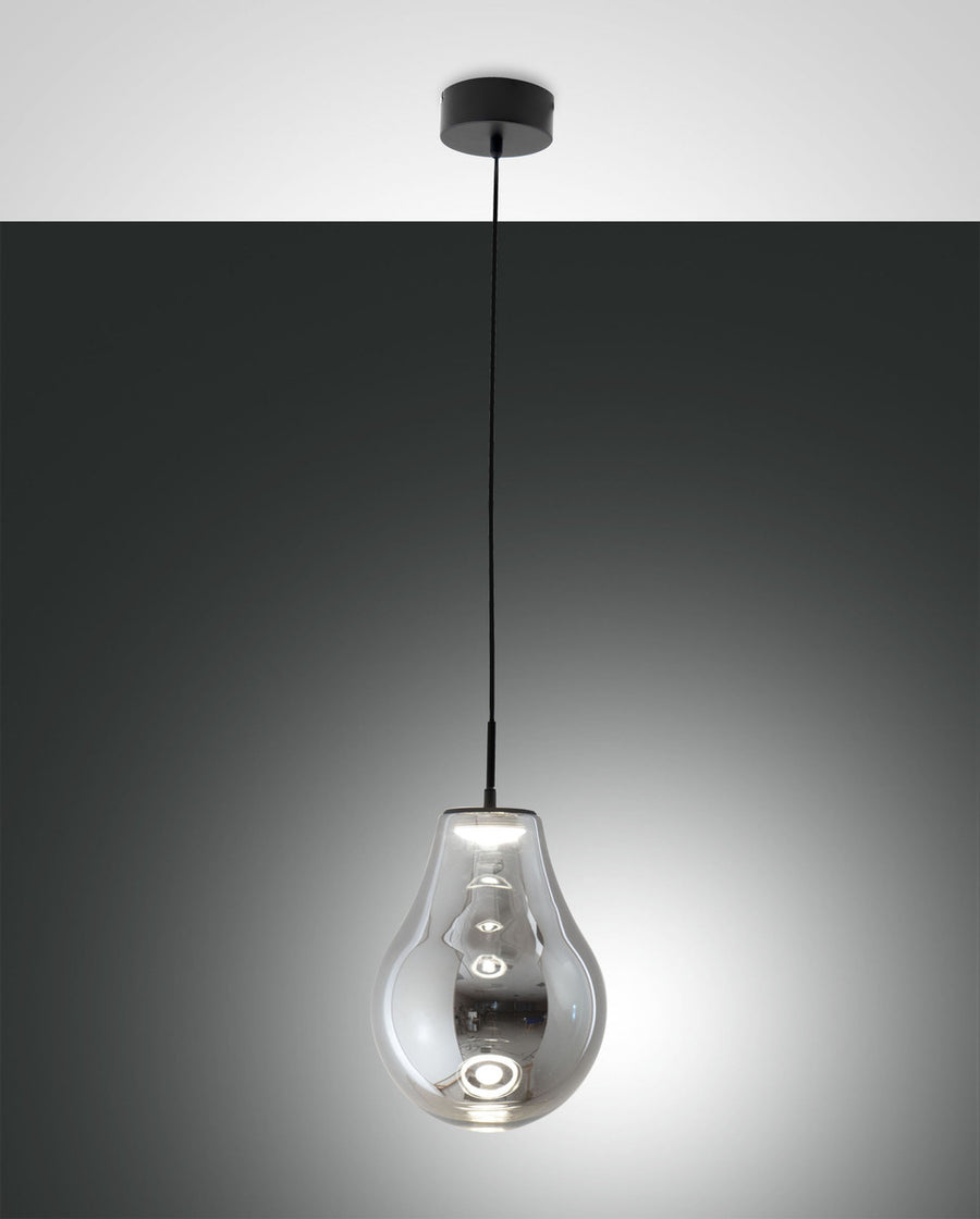 Suspension en verre transparent en forme de goutte, suspendue, vue de face sur fond gris.