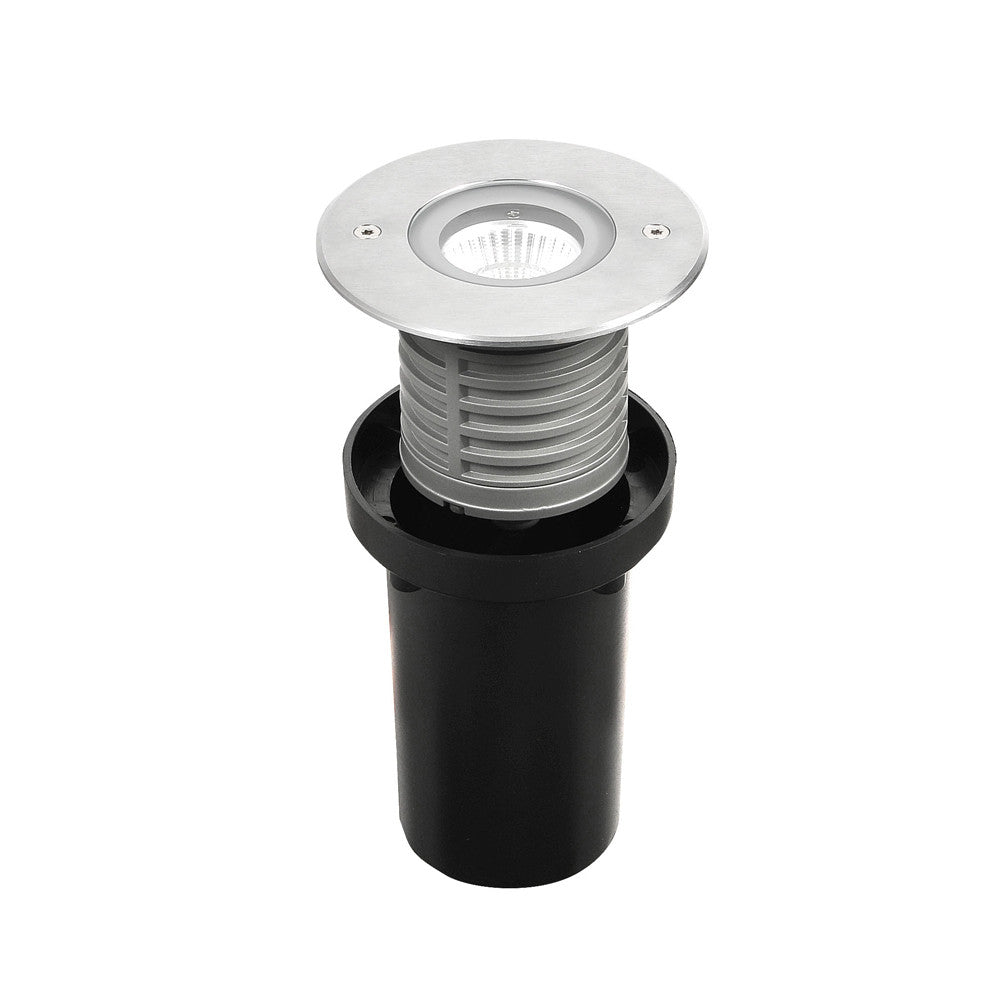 Spot encastré vu de trois quarts, collerette inox ronde et corps noir nervuré