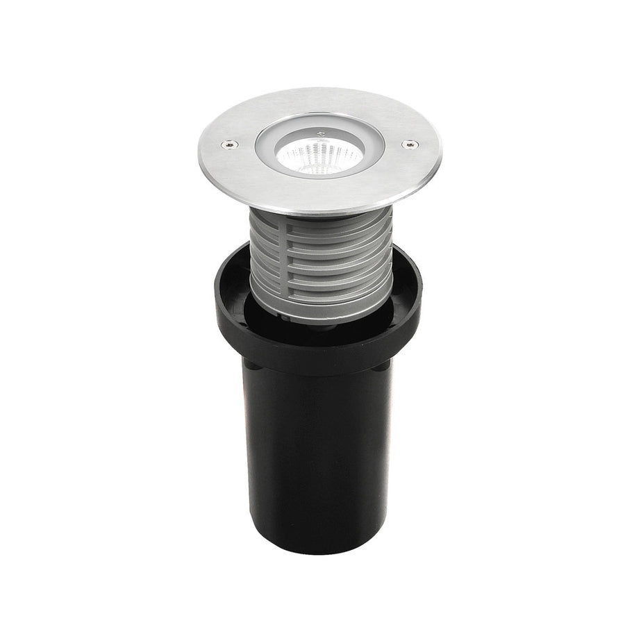 Spot encastré vu de trois quarts, collerette inox ronde et corps noir nervuré