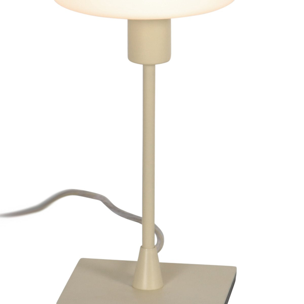 Détail du bas du pied, câble électrique et embase rectangulaire beige de la lampe.