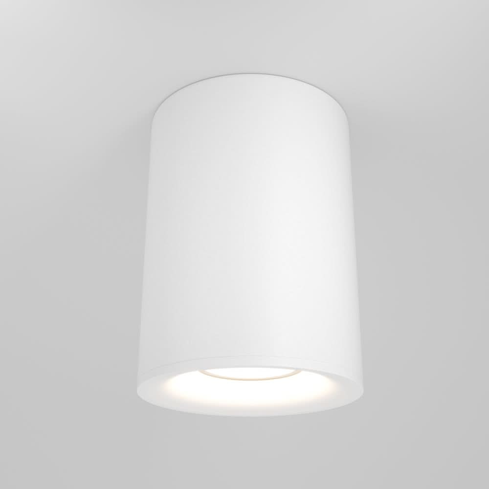 Plafonnier cylindrique blanc fixé au plafond, éclairage diffus vers le bas.