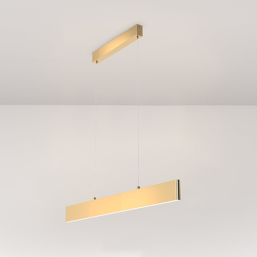 Suspension dorée installée au plafond, vue en légère plongée