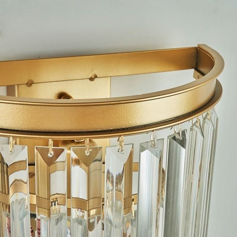 Détail du cerclage en métal doré et des attaches des prismes de cristal